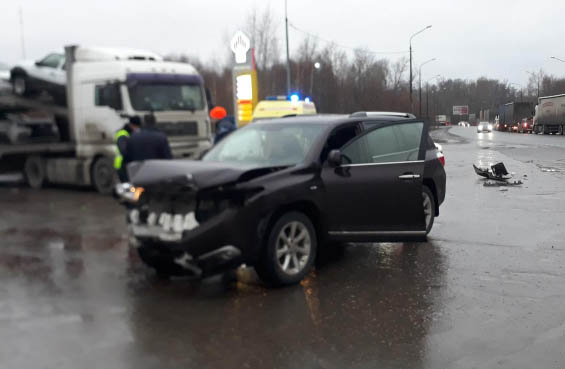На Куйбышевском шоссе легковушка не уступила дорогу внедорожнику